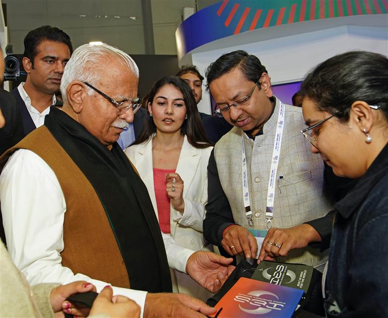 केंद्रीय आवासन एवं शहरी कार्य और विद्युत मंत्री श्री मनोहर लाल 18 फरवरी, 2026 को नई दिल्ली स्थित भारत मंडपम में एआई इम्पैक्ट समिट - 2026 में आयोजित प्रदर्शनी का अवलोकन करते हुए।
:Ministry of Power