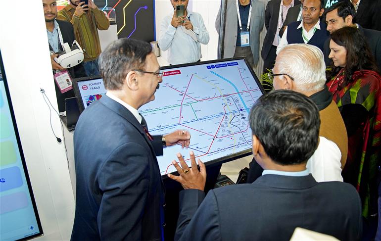 केंद्रीय आवासन एवं शहरी कार्य और विद्युत मंत्री श्री मनोहर लाल 18 फरवरी, 2026 को नई दिल्ली स्थित भारत मंडपम में एआई इम्पैक्ट समिट - 2026 में आयोजित प्रदर्शनी का अवलोकन करते हुए।
:Ministry of Power