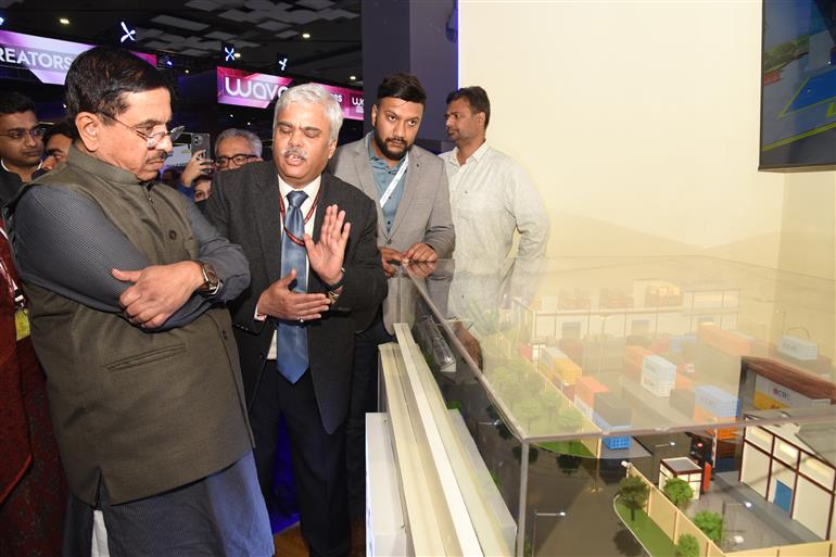 केंद्रीय उपभोक्ता मामले, खाद्य और सार्वजनिक वितरण तथा नवीन एवं नवीकरणीय ऊर्जा मंत्री श्री प्रल्हाद जोशी 18 फरवरी, 2026 को नई दिल्ली स्थित भारत मंडपम में एआई इम्पैक्ट समिट - 2026 में डीएफपीडी पवेलियन का अवलोकन करते हुए।:Ministry of New and Renewable Energy 