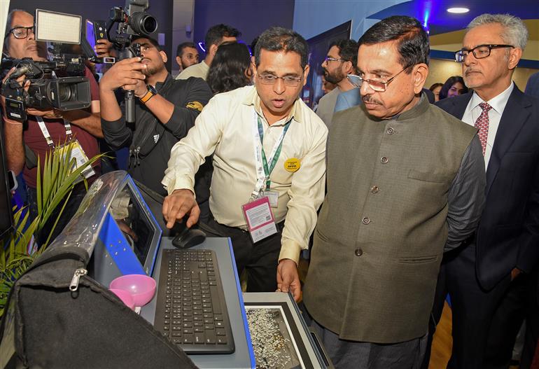 केंद्रीय उपभोक्ता मामले, खाद्य और सार्वजनिक वितरण तथा नवीन एवं नवीकरणीय ऊर्जा मंत्री श्री प्रल्हाद जोशी 18 फरवरी, 2026 को नई दिल्ली स्थित भारत मंडपम में एआई इम्पैक्ट समिट - 2026 में डीएफपीडी पवेलियन का अवलोकन करते हुए।:Ministry of New and Renewable Energy 