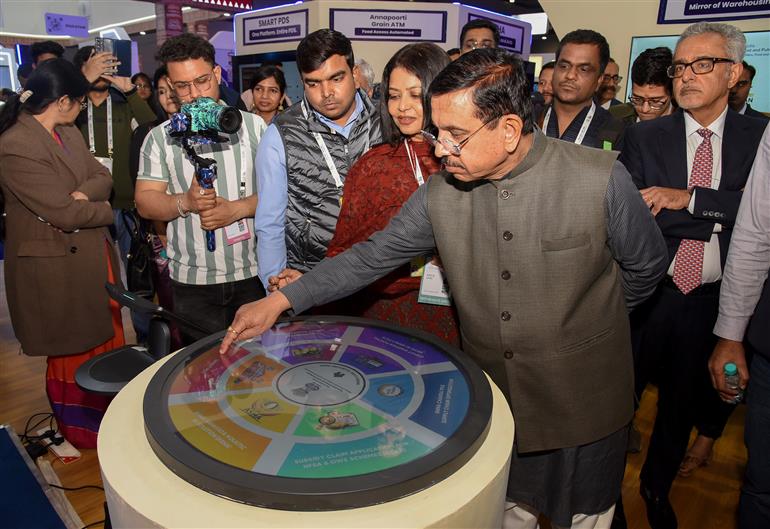 केंद्रीय उपभोक्ता मामले, खाद्य और सार्वजनिक वितरण तथा नवीन एवं नवीकरणीय ऊर्जा मंत्री श्री प्रल्हाद जोशी 18 फरवरी, 2026 को नई दिल्ली स्थित भारत मंडपम में एआई इम्पैक्ट समिट - 2026 में डीएफपीडी पवेलियन का अवलोकन करते हुए।:Ministry of New and Renewable Energy 