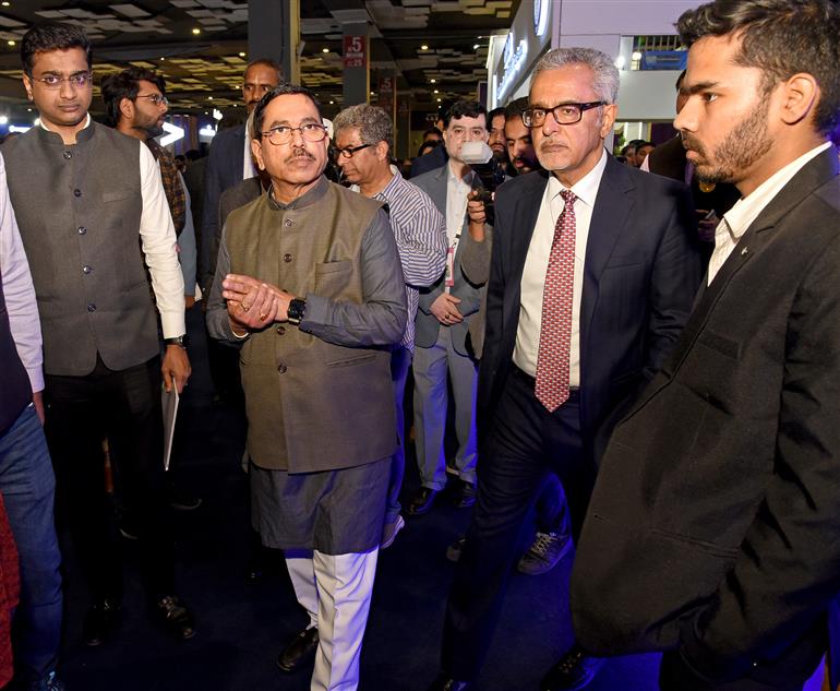 केंद्रीय उपभोक्ता मामले, खाद्य और सार्वजनिक वितरण तथा नवीन एवं नवीकरणीय ऊर्जा मंत्री श्री प्रल्हाद जोशी 18 फरवरी, 2026 को नई दिल्ली स्थित भारत मंडपम में एआई इम्पैक्ट समिट - 2026 में डीएफपीडी पवेलियन का अवलोकन करते हुए।:Ministry of New and Renewable Energy 