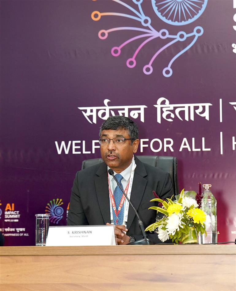 इलेक्ट्रॉनिक्स एवं सूचना प्रौद्योगिकी मंत्रालय के सचिव श्री एस. कृष्णन 18 फरवरी, 2026 को नई दिल्ली स्थित भारत मंडपम में इंडिया एआई इम्पैक्ट समिट - 2026 पर प्रेस कॉन्फ्रेंस को संबोधित करते हुए।
:Ministry of Electronics & IT