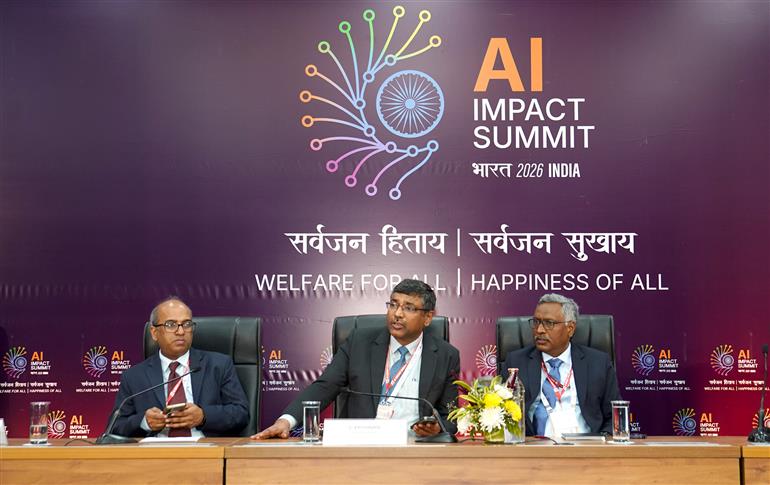 इलेक्ट्रॉनिक्स एवं सूचना प्रौद्योगिकी मंत्रालय के सचिव श्री एस. कृष्णन 18 फरवरी, 2026 को नई दिल्ली स्थित भारत मंडपम में इंडिया एआई इम्पैक्ट समिट - 2026 पर प्रेस कॉन्फ्रेंस को संबोधित करते हुए।:Ministry of Electronics & IT