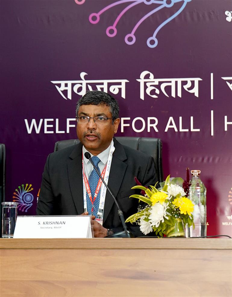 इलेक्ट्रॉनिक्स एवं सूचना प्रौद्योगिकी मंत्रालय के सचिव श्री एस. कृष्णन 18 फरवरी, 2026 को नई दिल्ली स्थित भारत मंडपम में इंडिया एआई इम्पैक्ट समिट - 2026 पर प्रेस कॉन्फ्रेंस को संबोधित करते हुए।:Ministry of Electronics & IT