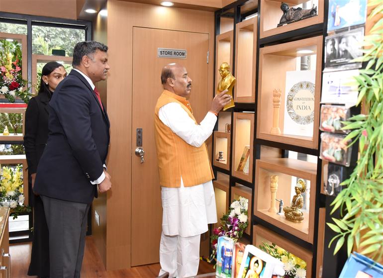 केंद्रीय सामाजिक न्याय एवं अधिकारिता मंत्री डॉ. वीरेंद्र कुमार 18 फरवरी, 2026 को नई दिल्ली में डॉ. अंबेडकर अंतर्राष्ट्रीय केन्द्र में स्मारिका विक्रय केन्द्र के उद्घाटन में शामिल हुए।