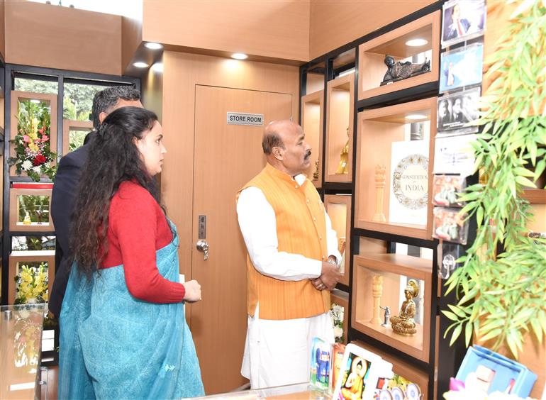 केंद्रीय सामाजिक न्याय एवं अधिकारिता मंत्री डॉ. वीरेंद्र कुमार 18 फरवरी, 2026 को नई दिल्ली में डॉ. अंबेडकर अंतर्राष्ट्रीय केन्द्र में स्मारिका विक्रय केन्द्र के उद्घाटन में शामिल हुए।