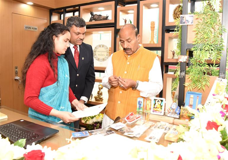 केंद्रीय सामाजिक न्याय एवं अधिकारिता मंत्री डॉ. वीरेंद्र कुमार 18 फरवरी, 2026 को नई दिल्ली में डॉ. अंबेडकर अंतर्राष्ट्रीय केन्द्र में स्मारिका विक्रय केन्द्र के उद्घाटन में शामिल हुए।