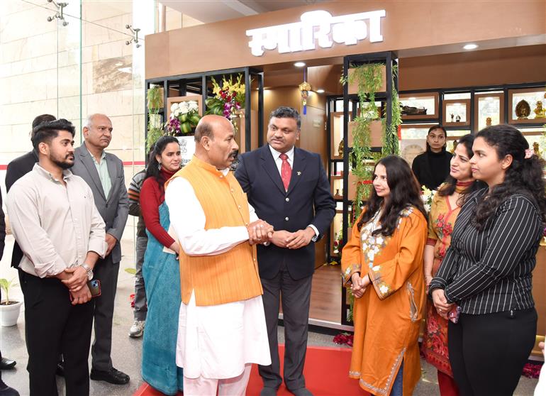 केंद्रीय सामाजिक न्याय एवं अधिकारिता मंत्री डॉ. वीरेंद्र कुमार 18 फरवरी, 2026 को नई दिल्ली में डॉ. अंबेडकर अंतर्राष्ट्रीय केन्द्र में स्मारिका विक्रय केन्द्र के उद्घाटन में शामिल हुए।