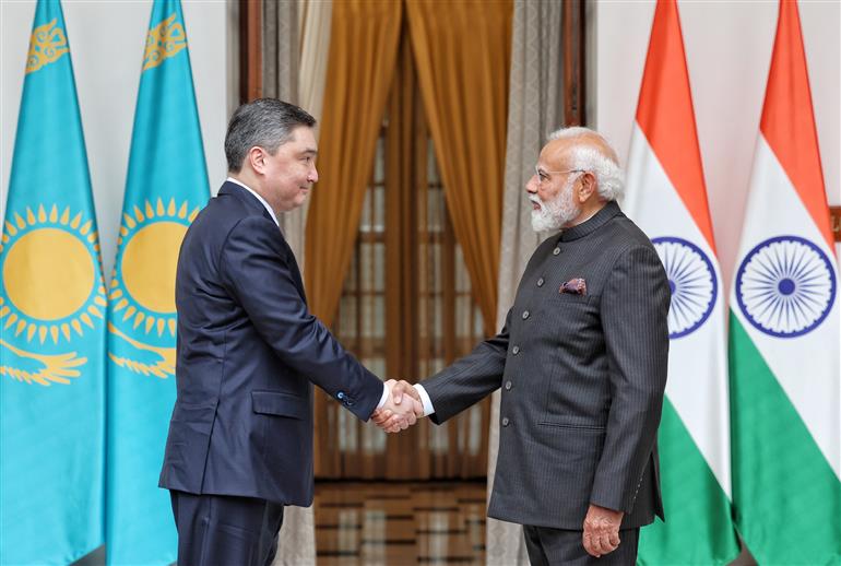 प्रधानमंत्री श्री नरेन्द्र मोदी 18 फरवरी, 2026 को नई दिल्ली स्थित हैदराबाद हाउस में  कजाकिस्तान गणराज्य के प्रधानमंत्री श्री ओल्ज़ास बेक्टेनोव से मुलाकात करते हुए।
