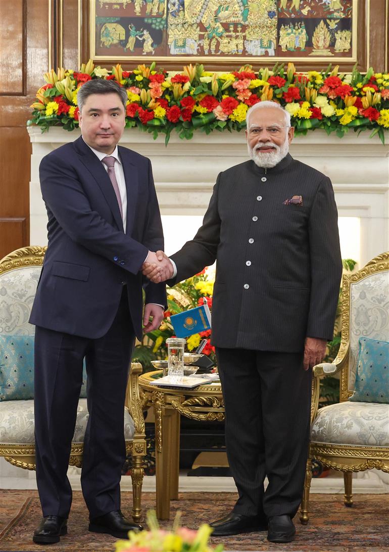 प्रधानमंत्री श्री नरेन्द्र मोदी 18 फरवरी, 2026 को नई दिल्ली स्थित हैदराबाद हाउस में  कजाकिस्तान गणराज्य के प्रधानमंत्री श्री ओल्ज़ास बेक्टेनोव से मुलाकात करते हुए।
