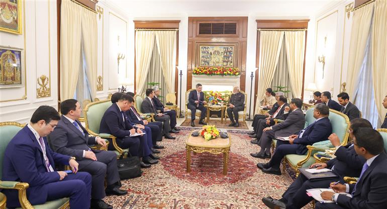 प्रधानमंत्री श्री नरेन्द्र मोदी 18 फरवरी, 2026 को नई दिल्ली स्थित हैदराबाद हाउस में  कजाकिस्तान गणराज्य के प्रधानमंत्री श्री ओल्ज़ास बेक्टेनोव से मुलाकात करते हुए।
