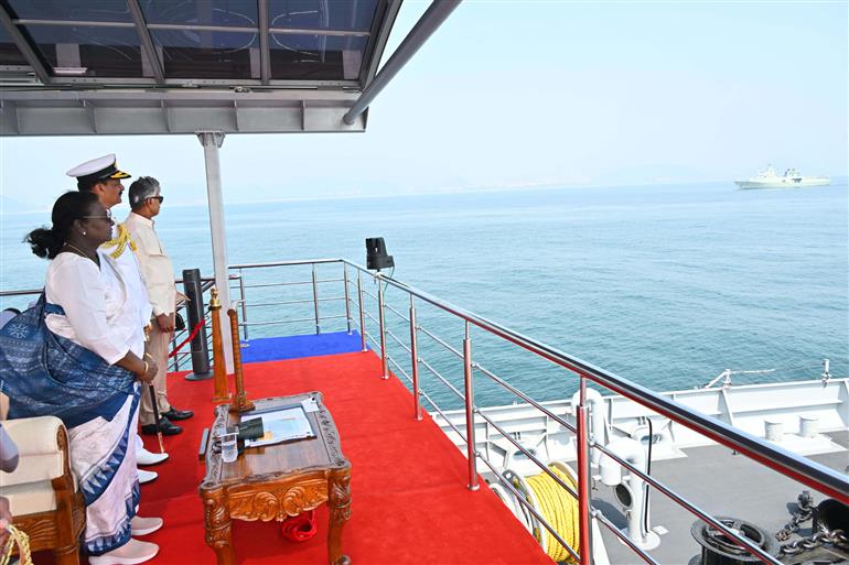 राष्ट्रपति श्रीमती द्रौपदी मुर्मु 18 फरवरी, 2026 को आंध्र प्रदेश के विशाखापत्तनम में इंटरनेशनल फ्लीट रिव्यू का निरीक्षण करती हुईं।
