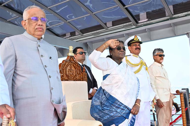 राष्ट्रपति श्रीमती द्रौपदी मुर्मु 18 फरवरी, 2026 को आंध्र प्रदेश के विशाखापत्तनम में इंटरनेशनल फ्लीट रिव्यू का निरीक्षण करती हुईं।
