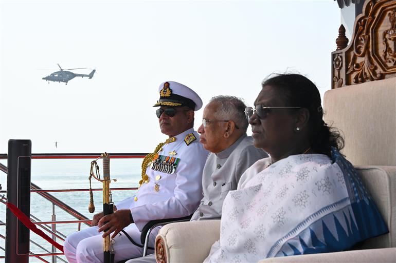 राष्ट्रपति श्रीमती द्रौपदी मुर्मु 18 फरवरी, 2026 को आंध्र प्रदेश के विशाखापत्तनम में इंटरनेशनल फ्लीट रिव्यू का निरीक्षण करती हुईं।
