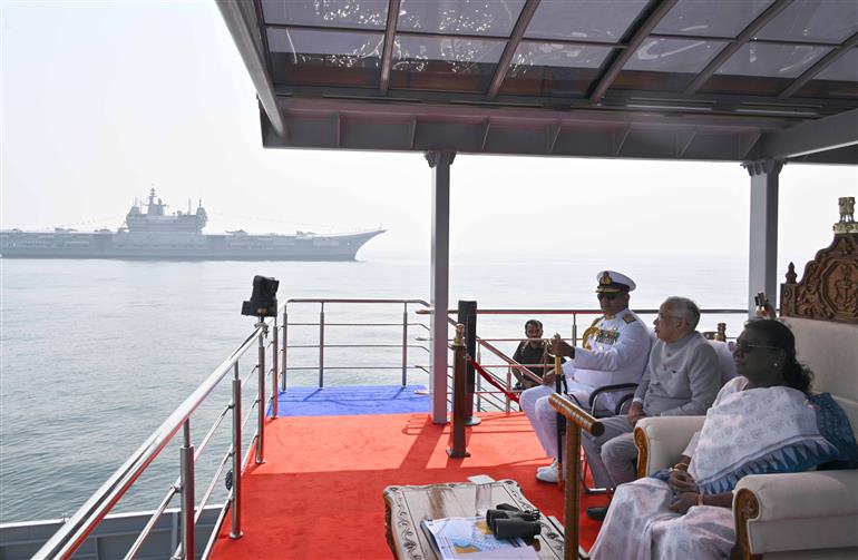 राष्ट्रपति श्रीमती द्रौपदी मुर्मु 18 फरवरी, 2026 को आंध्र प्रदेश के विशाखापत्तनम में इंटरनेशनल फ्लीट रिव्यू का निरीक्षण करती हुईं।
