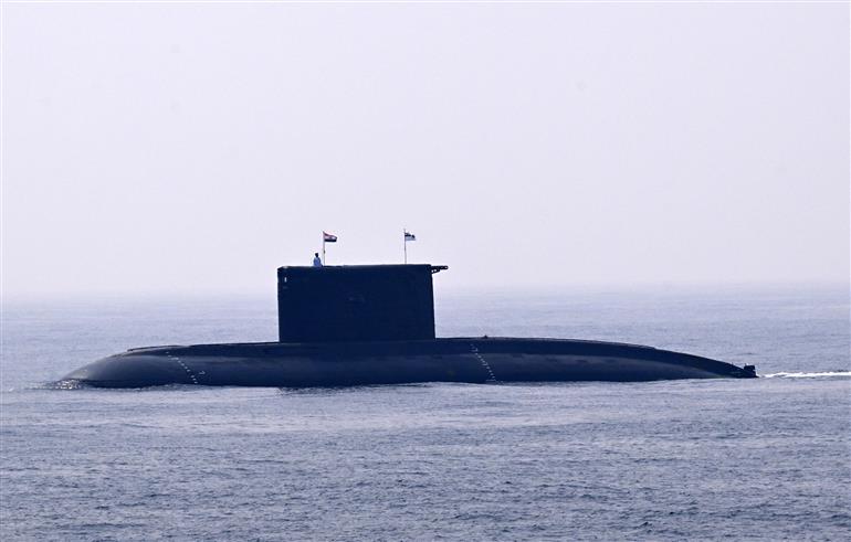 राष्ट्रपति श्रीमती द्रौपदी मुर्मु 18 फरवरी, 2026 को आंध्र प्रदेश के विशाखापत्तनम में इंटरनेशनल फ्लीट रिव्यू का निरीक्षण करती हुईं।
