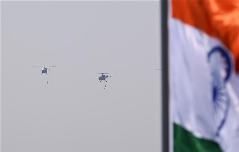 राष्ट्रपति श्रीमती द्रौपदी मुर्मु 18 फरवरी, 2026 को आंध्र प्रदेश के विशाखापत्तनम में इंटरनेशनल फ्लीट रिव्यू का निरीक्षण करती हुईं।
