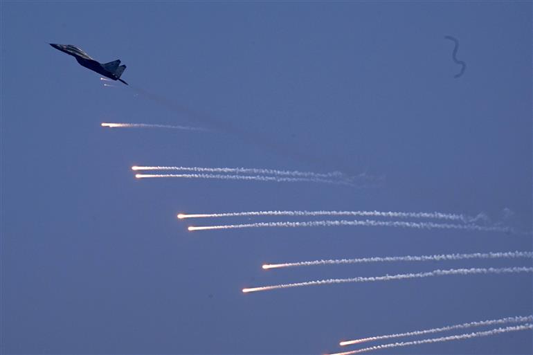 राष्ट्रपति श्रीमती द्रौपदी मुर्मु 18 फरवरी, 2026 को आंध्र प्रदेश के विशाखापत्तनम में इंटरनेशनल फ्लीट रिव्यू का निरीक्षण करती हुईं।
