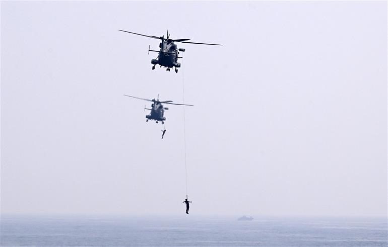 राष्ट्रपति श्रीमती द्रौपदी मुर्मु 18 फरवरी, 2026 को आंध्र प्रदेश के विशाखापत्तनम में इंटरनेशनल फ्लीट रिव्यू का निरीक्षण करती हुईं।
