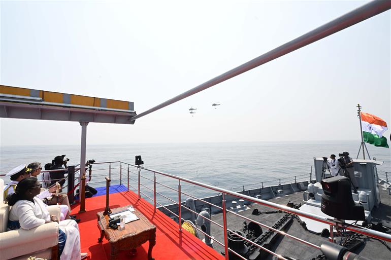 राष्ट्रपति श्रीमती द्रौपदी मुर्मु 18 फरवरी, 2026 को आंध्र प्रदेश के विशाखापत्तनम में इंटरनेशनल फ्लीट रिव्यू का निरीक्षण करती हुईं।
