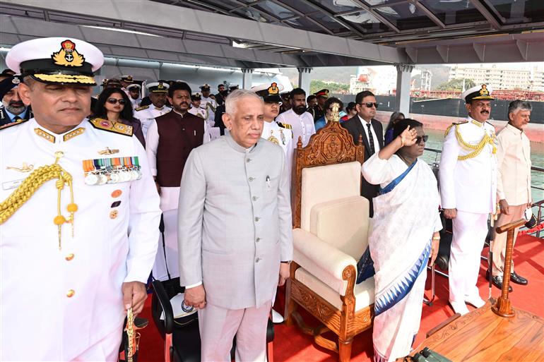 राष्ट्रपति श्रीमती द्रौपदी मुर्मु 18 फरवरी, 2026 को आंध्र प्रदेश के विशाखापत्तनम में इंटरनेशनल फ्लीट रिव्यू का निरीक्षण करती हुईं।
