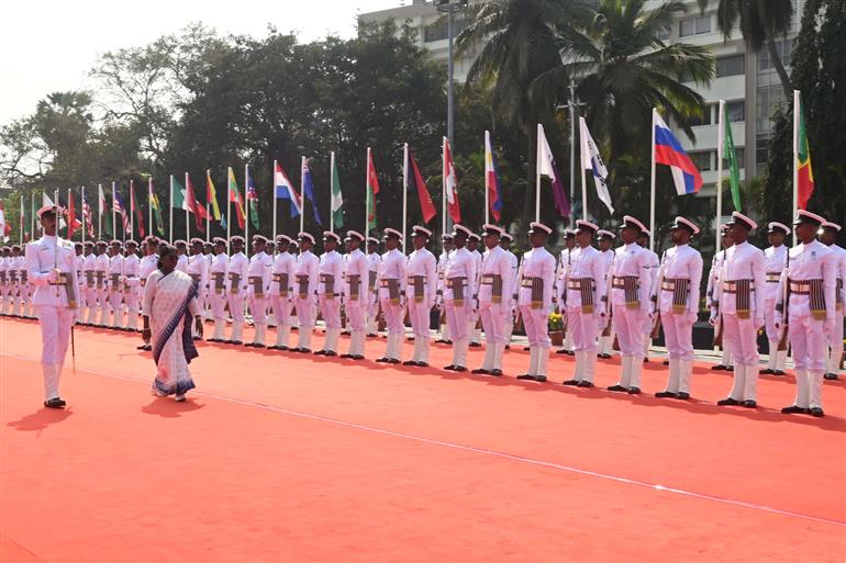 राष्ट्रपति श्रीमती द्रौपदी मुर्मु 18 फरवरी, 2026 को आंध्र प्रदेश के विशाखापत्तनम में इंटरनेशनल फ्लीट रिव्यू का निरीक्षण करती हुईं।
