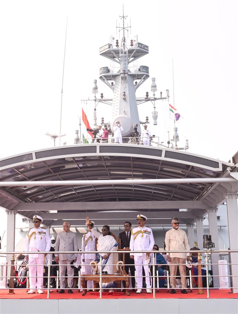 राष्ट्रपति श्रीमती द्रौपदी मुर्मु 18 फरवरी, 2026 को आंध्र प्रदेश के विशाखापत्तनम में इंटरनेशनल फ्लीट रिव्यू का निरीक्षण करती हुईं।
