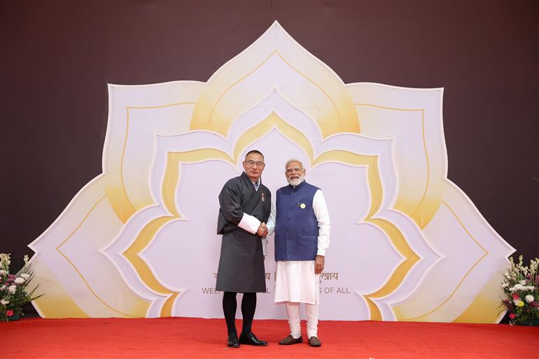 प्रधानमंत्री श्री नरेन्द्र मोदी 18 फरवरी, 2026 को नई दिल्ली में इंडिया एआई इम्पैक्ट समिट 2026 में विश्व के नेताओं का स्वागत करते हुए।
