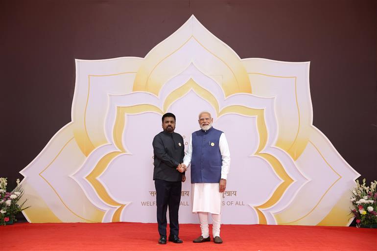 प्रधानमंत्री श्री नरेन्द्र मोदी 18 फरवरी, 2026 को नई दिल्ली में इंडिया एआई इम्पैक्ट समिट 2026 में विश्व के नेताओं का स्वागत करते हुए।
