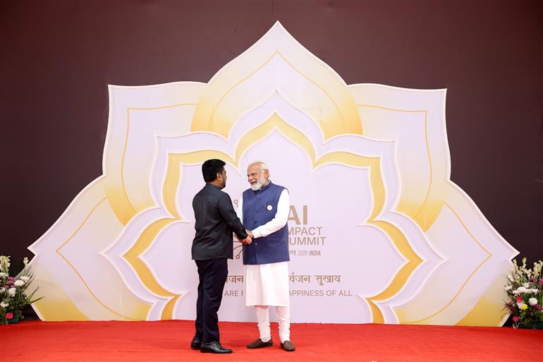 प्रधानमंत्री श्री नरेन्द्र मोदी 18 फरवरी, 2026 को नई दिल्ली में इंडिया एआई इम्पैक्ट समिट 2026 में विश्व के नेताओं का स्वागत करते हुए।:Prime Minister