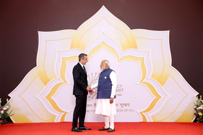 प्रधानमंत्री श्री नरेन्द्र मोदी 18 फरवरी, 2026 को नई दिल्ली में इंडिया एआई इम्पैक्ट समिट 2026 में विश्व के नेताओं का स्वागत करते हुए।:Prime Minister