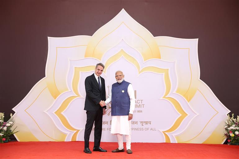 प्रधानमंत्री श्री नरेन्द्र मोदी 18 फरवरी, 2026 को नई दिल्ली में इंडिया एआई इम्पैक्ट समिट 2026 में विश्व के नेताओं का स्वागत करते हुए।
