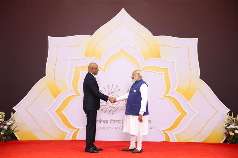 प्रधानमंत्री श्री नरेन्द्र मोदी 18 फरवरी, 2026 को नई दिल्ली में इंडिया एआई इम्पैक्ट समिट 2026 में विश्व के नेताओं का स्वागत करते हुए।
