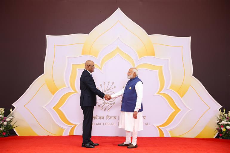 प्रधानमंत्री श्री नरेन्द्र मोदी 18 फरवरी, 2026 को नई दिल्ली में इंडिया एआई इम्पैक्ट समिट 2026 में विश्व के नेताओं का स्वागत करते हुए।:Prime Minister