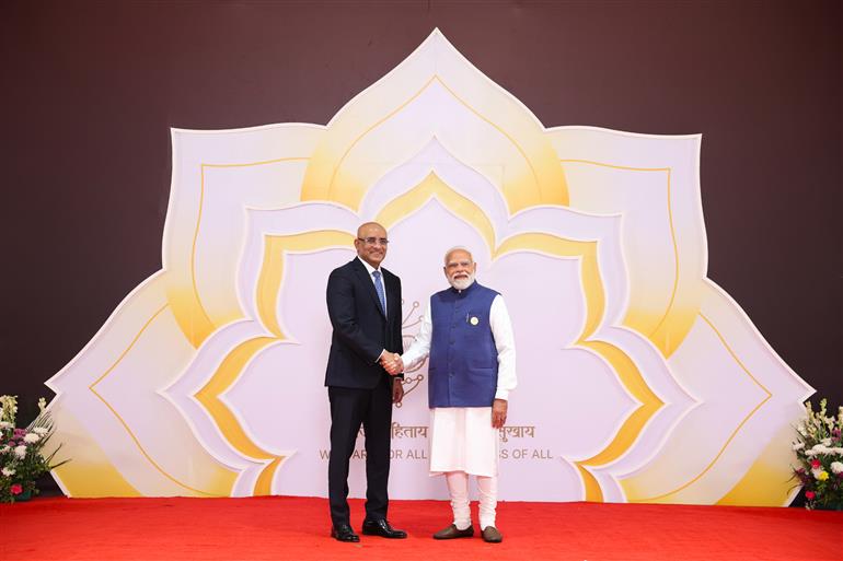 प्रधानमंत्री श्री नरेन्द्र मोदी 18 फरवरी, 2026 को नई दिल्ली में इंडिया एआई इम्पैक्ट समिट 2026 में विश्व के नेताओं का स्वागत करते हुए।:Prime Minister