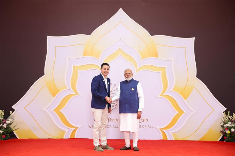 प्रधानमंत्री श्री नरेन्द्र मोदी 18 फरवरी, 2026 को नई दिल्ली में इंडिया एआई इम्पैक्ट समिट 2026 में विश्व के नेताओं का स्वागत करते हुए।:Prime Minister