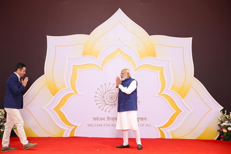 प्रधानमंत्री श्री नरेन्द्र मोदी 18 फरवरी, 2026 को नई दिल्ली में इंडिया एआई इम्पैक्ट समिट 2026 में विश्व के नेताओं का स्वागत करते हुए।:Prime Minister