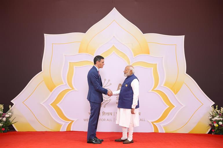 प्रधानमंत्री श्री नरेन्द्र मोदी 18 फरवरी, 2026 को नई दिल्ली में इंडिया एआई इम्पैक्ट समिट 2026 में विश्व के नेताओं का स्वागत करते हुए।:Prime Minister