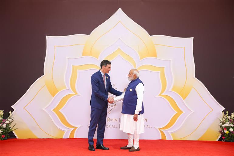 प्रधानमंत्री श्री नरेन्द्र मोदी 18 फरवरी, 2026 को नई दिल्ली में इंडिया एआई इम्पैक्ट समिट 2026 में विश्व के नेताओं का स्वागत करते हुए।
