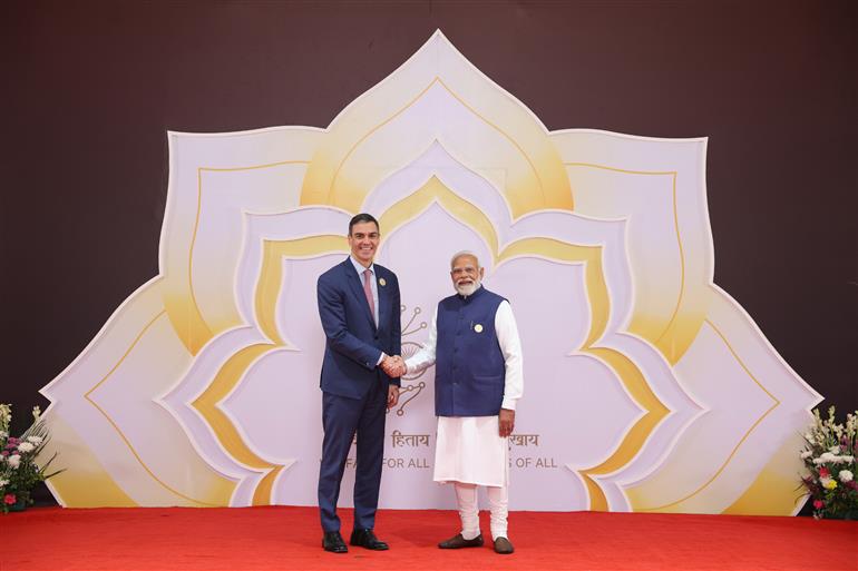 प्रधानमंत्री श्री नरेन्द्र मोदी 18 फरवरी, 2026 को नई दिल्ली में इंडिया एआई इम्पैक्ट समिट 2026 में विश्व के नेताओं का स्वागत करते हुए।:Prime Minister