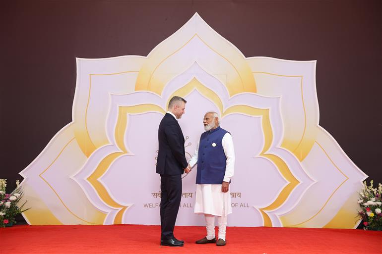 प्रधानमंत्री श्री नरेन्द्र मोदी 18 फरवरी, 2026 को नई दिल्ली में इंडिया एआई इम्पैक्ट समिट 2026 में विश्व के नेताओं का स्वागत करते हुए।:Prime Minister