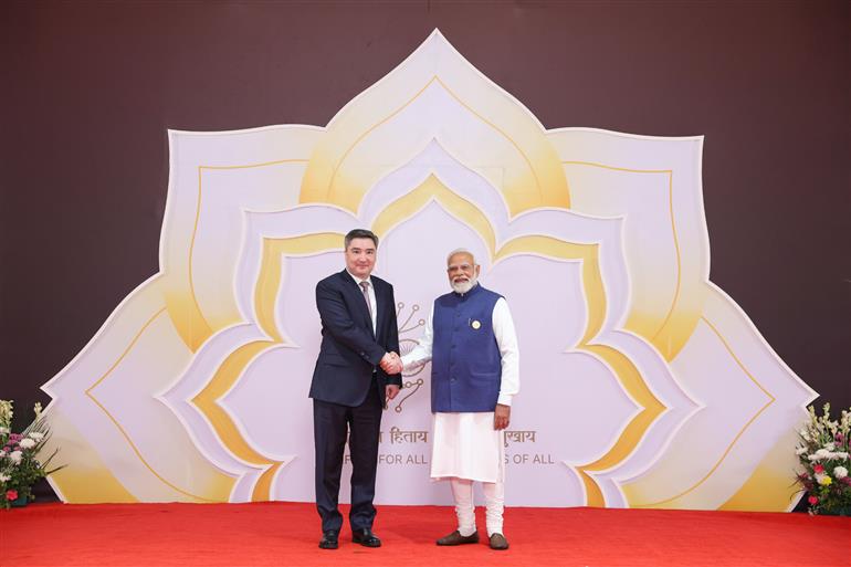 प्रधानमंत्री श्री नरेन्द्र मोदी 18 फरवरी, 2026 को नई दिल्ली में इंडिया एआई इम्पैक्ट समिट 2026 में विश्व के नेताओं का स्वागत करते हुए।:Prime Minister