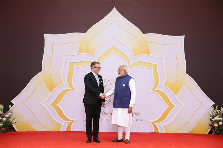 प्रधानमंत्री श्री नरेन्द्र मोदी 18 फरवरी, 2026 को नई दिल्ली में इंडिया एआई इम्पैक्ट समिट 2026 में विश्व के नेताओं का स्वागत करते हुए।
