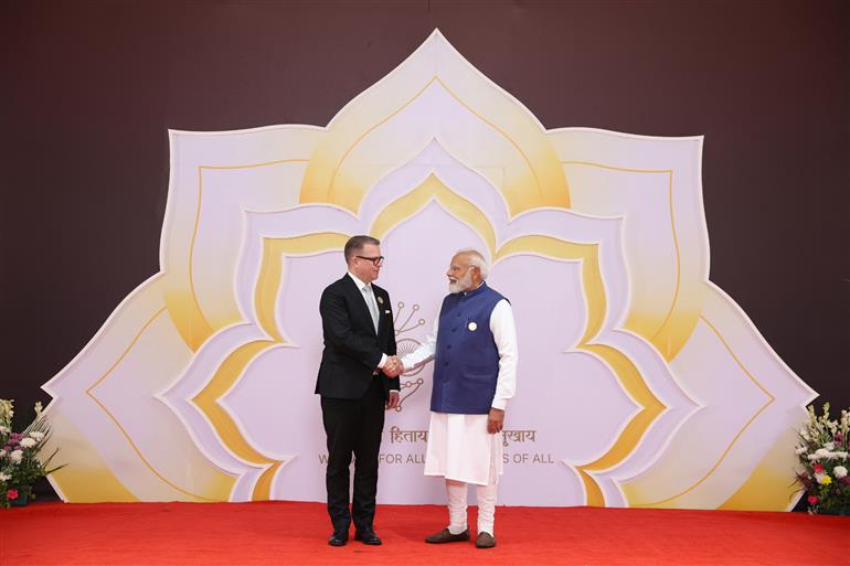 प्रधानमंत्री श्री नरेन्द्र मोदी 18 फरवरी, 2026 को नई दिल्ली में इंडिया एआई इम्पैक्ट समिट 2026 में विश्व के नेताओं का स्वागत करते हुए।:Prime Minister