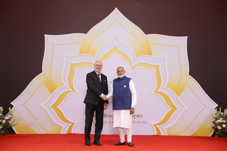 प्रधानमंत्री श्री नरेन्द्र मोदी 18 फरवरी, 2026 को नई दिल्ली में इंडिया एआई इम्पैक्ट समिट 2026 में विश्व के नेताओं का स्वागत करते हुए।:Prime Minister