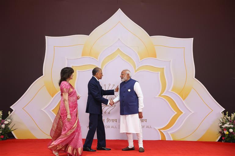 प्रधानमंत्री श्री नरेन्द्र मोदी 18 फरवरी, 2026 को नई दिल्ली में इंडिया एआई इम्पैक्ट समिट 2026 में विश्व के नेताओं का स्वागत करते हुए।:Prime Minister