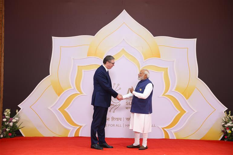 प्रधानमंत्री श्री नरेन्द्र मोदी 18 फरवरी, 2026 को नई दिल्ली में इंडिया एआई इम्पैक्ट समिट 2026 में विश्व के नेताओं का स्वागत करते हुए।
