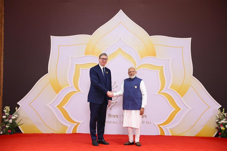 प्रधानमंत्री श्री नरेन्द्र मोदी 18 फरवरी, 2026 को नई दिल्ली में इंडिया एआई इम्पैक्ट समिट 2026 में विश्व के नेताओं का स्वागत करते हुए।
