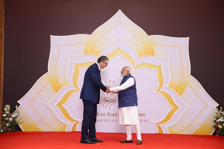 प्रधानमंत्री श्री नरेन्द्र मोदी 18 फरवरी, 2026 को नई दिल्ली में इंडिया एआई इम्पैक्ट समिट 2026 में विश्व के नेताओं का स्वागत करते हुए।